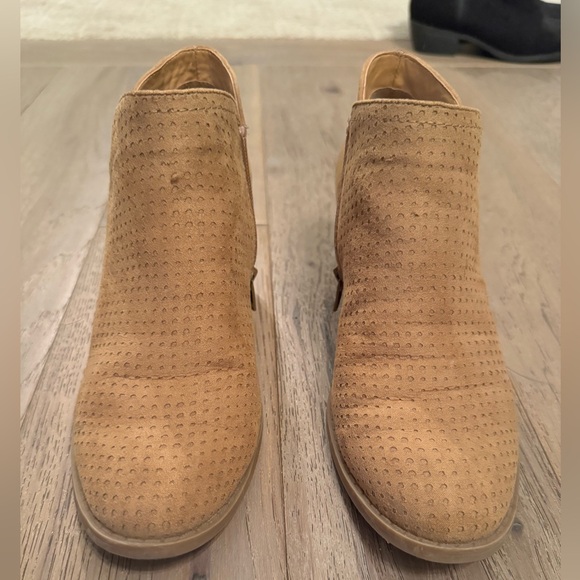 Women’s Fergie tan ankle boots, size 7.5 - Picture 2 of 6